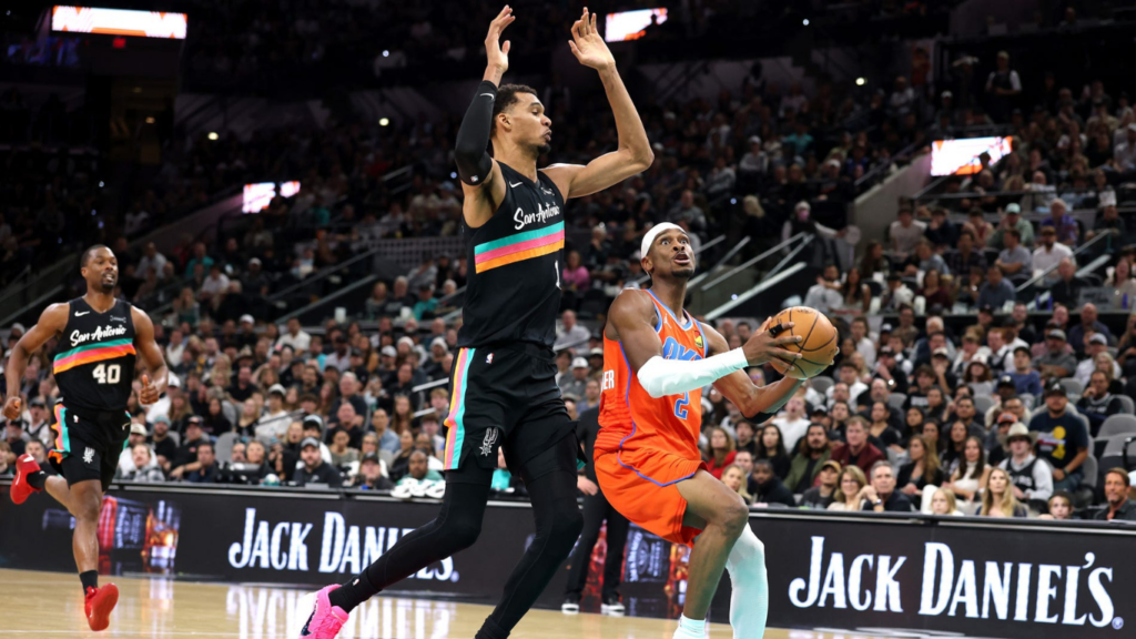 Shai Gilgeous-Alexander y Victor Wembanyama en el oeste